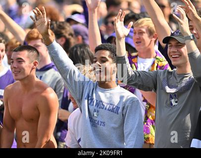 Evanston, Illinois, USA. 10. September 2022. Northwestern Wildcats Student Section jubelt während des NCAA-Fußballspiels zwischen Northwestern und Duke im Ryan Field in Evanston, Illinois. Dean Reid/CSM/Alamy Live News Credit: CAL Sport Media/Alamy Live News Stockfoto