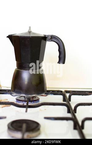 Schwarze italienische Kaffeekocher auf einem weißen Herd. Stockfoto