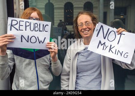 London UK 10. September 2022 -Demonstranten halten einen "nicht mein König" und "Republik" nun vor dem St. James's Palace, als König Karl III. Zum neuen Monarchen erklärt wird.Foto Horst A. Friedrichs Alamy Live News Stockfoto
