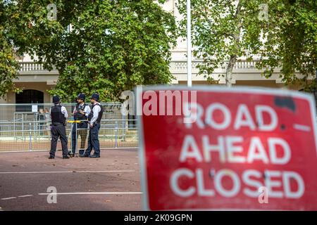 London, Großbritannien 10.. September 2022 - die Straße ist vor uns geschlossen, da ein Polizeibeamter auf der Mall steht und die Trauernden am Buckingham Palace beobachten kann, wie sie Blumen platzieren und ihnen Respekt zollen - Königin Elizabeth, die zweite, starb gestern in ihrem Platin-Jubillee-Jahr in Balmoral Castle. Foto Horst A. Friedrichs Alamy Live News Stockfoto