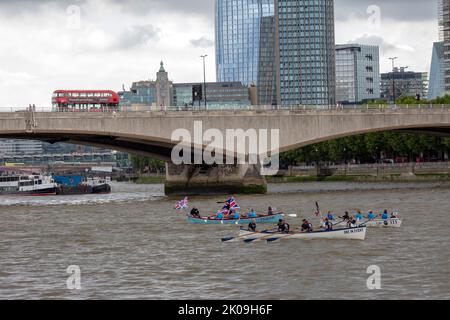 London UK 10. September 2022 -Boote mit Unionsflagge auf der Themse zollen in London ihren Respekt zu Ehren von Königin Elizabeth II., nachdem ihr Tod am letzten Donnerstag bekannt gegeben wurde.Foto Horst A. Friedrichs Alamy Live News Stockfoto