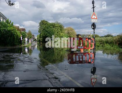 London, England, Großbritannien. 10.. September 2022. Nach Gewittern bilden sich in der überfluteten Uferstraße der Themse in Chiswick, West-London, Blasen. Cristina Massei/Alamy Live News Stockfoto