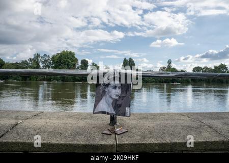 London, England, Großbritannien. 10.. September 2022. Bizarre Hommage an Königin Elizabeth in Hammersmith: Ein schwarz-weißes Bild mit etwas Schokolade und einer Zigarette. Cristina Massei/Alamy Live News Stockfoto