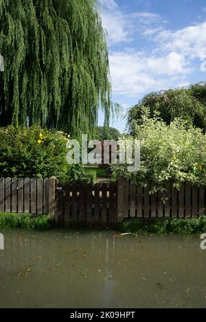 London, England, Großbritannien. 10.. September 2022. Überflutetes Grundstückstor am Ufer der Themse in West London, Chiswick, nach Gewittern. Cristina Massei/Alamy Live News Stockfoto