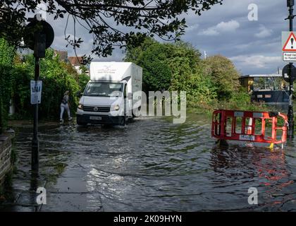 London, England, Großbritannien. 10.. September 2022. Fußgänger versucht zu vermeiden, von ankommenden Lastwagen auf einem überfluteten Ufer der Themse in West-London nach Gewittern besprüht zu werden. Cristina Massei/Alamy Live News Stockfoto