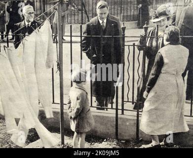 Kriegsbesuch von König George VI. Und Königin Elizabeth in einem Londoner Wohngebiet, 1940. George VI. (Albert Frederick Arthur George; 14. Dezember 1895 - 6. Februar 1952) war vom 11. Dezember 1936 bis zu seinem Tod im Jahr 1952 König des Vereinigten Königreichs und der Dominions des Britischen Commonwealth. Elizabeth Angela Marguerite Bowes-Lyon (4. August 1900 - 30. März 2002) war vom 11. Dezember 1936 bis zum 6. Februar 1952 Königin des Vereinigten Königreichs und der Dominions als Ehefrau von König George VI. Nach dem Tod ihres Mannes wurde sie als Königin Elisabeth, die Königin Mutter, bekannt, um Verwechslungen mit ihrer Tochter, Königin, zu vermeiden Stockfoto