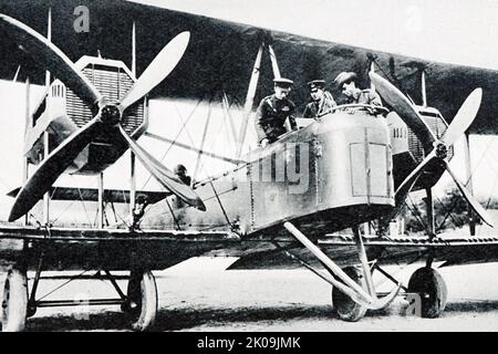 Erster Flug von England nach Australien im Jahr 1919. Vickers konvertierte Vimy Bomber (G-EAOU), der von Captain Ross Macpherson Smith mit seinem Bruder Lieutenant Keith Macpherson Smith als Co-Pilot und Mechaniker Sergeant W.H. beehrt wurde (Wally) Shiers und Sergeant J.M. (Jim) Bennett. Der Vimy verließ Hounslow Heath um 8,30 Uhr am 12. November 1919. Sie flog über Lyon, Rom, Kairo, Damaskus, Basra, Karachi, Delhi, Kalkutta, Akyab, Rennbahn Rangun, Singora in Siam, Singapur, Batavia und Surabaya. Erreicht Darwin am 10. Dezember 1919 um 4,10pm Uhr. Stockfoto