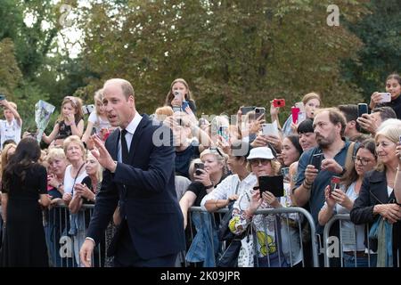 Windsor, Großbritannien. 10.. September 2022. Der Herzog und die Herzogin von Cambridge, heute bekannt als Prinz und Prinzessin von Wales, kam zusammen mit dem Herzog und der Herzogin von Sussex, um sich die Blumen auf dem langen Spaziergang vor den Toren von Windsor Castle anzusehen. Sie schüttelten viele Menschen in den Massen die Hände, die begeistert waren, sie zu sehen. Quelle: Maureen McLean/Alamy Live News Stockfoto