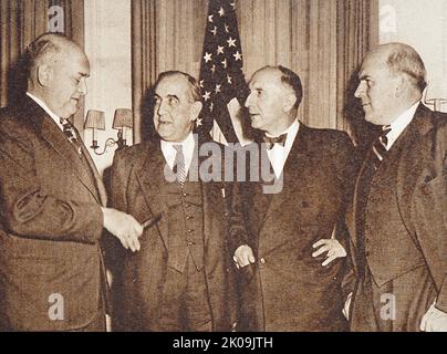 Louis Johnson, US-Verteidigungsminister; Prof. Ernst Reuter; Otto Ernst Heinrich Hermann Suhr, Senior Burgomaster; und John Jay McCloy, US-hoher Kommissar; in Berlin. Louis Arthur Johnson (10. Januar 1891 - 24. April 1966) war ein amerikanischer Politiker und Rechtsanwalt, der von 1949 bis 1950 als zweiter Verteidigungsminister der Vereinigten Staaten fungierte. Ernst Rudolf Johannes Reuter (29. Juli 1889 - 29. September 1953) war von 1948 bis 1953 während des Kalten Krieges Bürgermeister von West-Berlin. Otto Ernst Heinrich Hermann Suhr (17. August 1894 - 30. August 1957) war deutscher Politiker als MEM Stockfoto