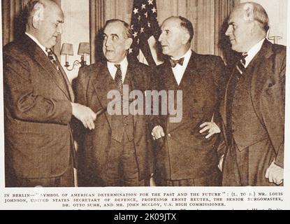 Louis Johnson, US-Verteidigungsminister; Prof. Ernst Reuter; Otto Ernst Heinrich Hermann Suhr, Senior Burgomaster; und John Jay McCloy, US-hoher Kommissar; in Berlin. Louis Arthur Johnson (10. Januar 1891 - 24. April 1966) war ein amerikanischer Politiker und Rechtsanwalt, der von 1949 bis 1950 als zweiter Verteidigungsminister der Vereinigten Staaten fungierte. Ernst Rudolf Johannes Reuter (29. Juli 1889 - 29. September 1953) war von 1948 bis 1953 während des Kalten Krieges Bürgermeister von West-Berlin. Otto Ernst Heinrich Hermann Suhr (17. August 1894 - 30. August 1957) war deutscher Politiker als MEM Stockfoto