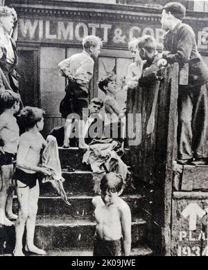 Während des Zweiten Weltkriegs 1941 spielen Londoner Kinder in der Nähe der Tower Bridge. Stockfoto