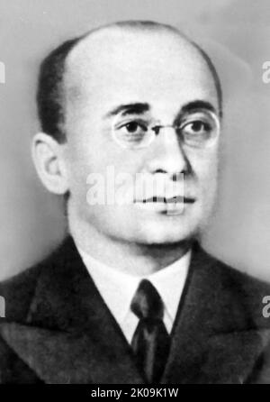 Lawrentiy Beria (1899 - 1953) georgischer Bolschewik- und Sowjetpolitiker, Marschall der Sowjetunion und Administrator der Staatssicherheit, Chef der sowjetischen Sicherheit und Chef des Volkskommissariats für innere Angelegenheiten (NKWD) unter Joseph Stalin während des Zweiten Weltkriegs und Aufstieg zum stellvertretenden Ministerpräsidenten unter Stalin ab 1941. Später trat er 1946 offiziell dem Politbüro bei. Stockfoto