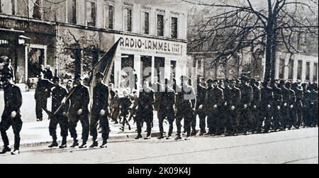 Eine Einheit der Bereitschaften. Die Volkspolizei-Gesellschaften waren von 1955 bis 1990 paramilitärische Polizeieinheiten der DDR. Die VPB waren Barrackeinheiten der Volkspolizei für die Aufstandskontrolle und die Aufstandsbekämpfung mit Regimentsstatus, unter der Kontrolle des Innenministeriums und als Teil der Streitkräfte, aber nie Teil der Nationalen Volksarmee oder des Verteidigungsministeriums. Stockfoto