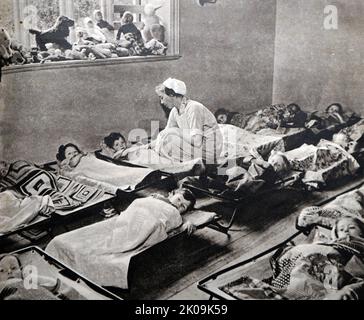 Home Front im Zweiten Weltkrieg: Kinderflüchtlinge in ihrer Kinderstube. Stockfoto