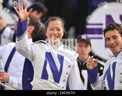 Evanston, Illinois, USA. 10. September 2022. Mitglieder der Northwestern Wildcats-Band unterstützen ihr Team während des NCAA-Fußballspiels zwischen Northwestern und Duke im Ryan Field in Evanston, Illinois. Dean Reid/CSM/Alamy Live News Credit: CAL Sport Media/Alamy Live News Stockfoto