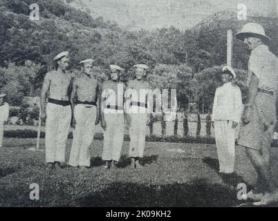 Prinz Peter und Prinz Andreas von Jugoslawien im Jahr 1939. Peter II. (1923 - 1970) war der letzte König von Jugoslawien und regierte vom Oktober 1934 bis zu seiner Absetzung im November 1945. Er war das letzte regierende Mitglied der Karadordevic Dynastie. Axis-Truppen marschierten in Jugoslawien ein und überrannten schnell das Land, wodurch der König und seine Minister ins Exil gezwungen wurden. Stockfoto