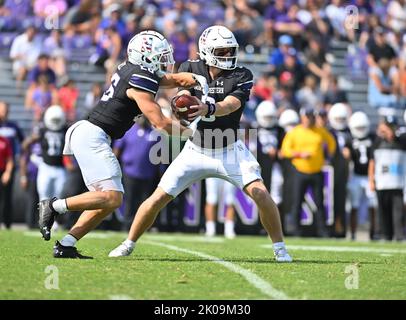 Evanston, Illinois, USA. 10. September 2022. Northwestern Wildcats Quarterback Ryan Hilinski (3) übergibt den Ball an Evan Hull während des NCAA-Fußballspiels zwischen Northwestern und Duke im Ryan Field in Evanston, Illinois. Dean Reid/CSM/Alamy Live News Credit: CAL Sport Media/Alamy Live News Stockfoto