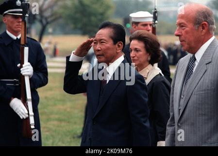 Ferdinand Marcos (1917 - 1989) Filipinischer Politiker; Präsident der Philippinen von 1965 bis 1986, Er regierte als Diktator unter Kriegsrecht von 1972 bis 1981 und behielt die meisten seiner Kriegsrechtkräfte, bis er 1986 abgesetzt wurde. Stockfoto