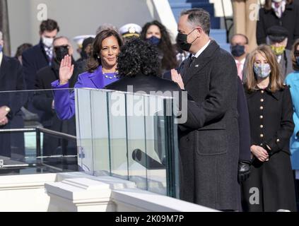 Kamala Harris übernahm am 20. Januar 2021 das Amt als Vizepräsidentin der Vereinigten Staaten. Sie ist die erste weibliche Vizepräsidentin der Vereinigten Staaten, die ranghöchste gewählte Beamtin in der Geschichte der USA und die erste afroamerikanische und erste asiatisch-amerikanische Vizepräsidentin. Stockfoto