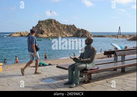 Blanes, Spanien - 04. August 2022: Skulptur des Schöpfers des Botanischen Gartens von Blanes, genannt Carl Faust Denkmal für Carl Faust , Sitz Stockfoto