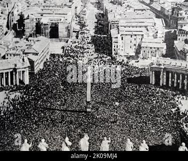 Papst Pius XII. Auf dem Petersplatz, Rom. Papst Pius XII. (Geb. Eugenio Maria Giuseppe Giovanni Pacelli (2. März 1876 - 9. Oktober 1958) war vom 2. März 1939 bis zu seinem Tod im Jahr 1958 Oberhaupt der katholischen Kirche und Herrscher des Staates der Vatikanstadt. Stockfoto