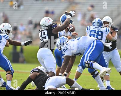 Evanston, Illinois, USA. 10. September 2022. Northwestern Wildcats Defensive Lineman Adetomiwa Adebawed (99) zwingt beim NCAA-Fußballspiel zwischen Northwestern und Duke im Ryan Field in Evanston, Illinois, zu einem Fumble. Dean Reid/CSM/Alamy Live News Credit: CAL Sport Media/Alamy Live News Stockfoto