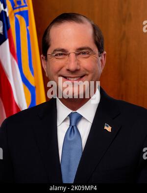 Alex Michael Azar II (geboren am 17. Juni 1967) US-amerikanischer Politiker, Rechtsanwalt, Geschäftsmann, Lobbyist, Und ehemaliger pharmazeutischer Manager, der von 2018 bis 2021 als US-Minister für Gesundheit und menschliche Dienste tätig war. Azar wurde am 13. November 2017 von Präsident Donald Trump für seinen Posten nominiert und am 24. Januar 2018 vom Senat der Vereinigten Staaten bestätigt. Er war auch Vorsitzender der Coronavirus Task Force des Weißen Hauses von ihrer Gründung im Januar 2020 bis Februar 2020, als er durch Vizepräsident Mike Pence ersetzt wurde. Stockfoto