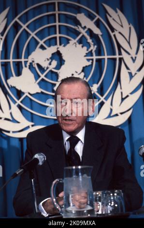 Kurt Josef Waldheim (1918 - 2007) war ein österreichischer Politiker und Diplomat. Waldheim war von 1972 bis 1981 vierter Generalsekretär der Vereinten Nationen und von 1986 bis 1992 Präsident Österreichs. Während er bei den Wahlen 1986 für das letztere Amt kandidiert, hat die Enthüllung seines Dienstes in Griechenland und Jugoslawien als Geheimdienstoffizier in der Wehrmacht Nazi-Deutschlands während des Zweiten Weltkriegs internationale Kontroversen ausgelöst. Stockfoto