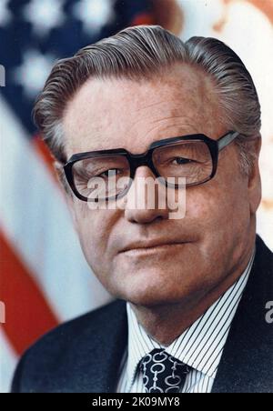 Nelson Aldrich Rockefeller (1908 - 1979) amerikanischer Geschäftsmann und Politiker, der von Dezember 1974 bis Januar 1977 als Vizepräsident der Vereinigten Staaten von 41. und von 1959 bis 1973 als Gouverneur von New York von 49. fungierte. Von 1953 bis 1954 war er stellvertretender Staatssekretär für die Angelegenheiten der amerikanischen Republik bei den Präsidenten Franklin D. Roosevelt und Harry S. Truman (1944-1945) sowie unter Dwight D. Eisenhower als Staatssekretär für Gesundheit, Bildung und Wohlfahrt tätig. Er war ein Enkel des Milliardärs John D. Rockefeller und ein Mitglied der wohlhabenden Rockefeller-Familie Stockfoto