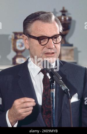 Nelson Aldrich Rockefeller (1908 - 1979) amerikanischer Geschäftsmann und Politiker, der von Dezember 1974 bis Januar 1977 als Vizepräsident der Vereinigten Staaten von 41. und von 1959 bis 1973 als Gouverneur von New York von 49. fungierte. Von 1953 bis 1954 war er stellvertretender Staatssekretär für die Angelegenheiten der amerikanischen Republik bei den Präsidenten Franklin D. Roosevelt und Harry S. Truman (1944-1945) sowie unter Dwight D. Eisenhower als Staatssekretär für Gesundheit, Bildung und Wohlfahrt tätig. Er war ein Enkel des Milliardärs John D. Rockefeller und ein Mitglied der wohlhabenden Rockefeller-Familie Stockfoto