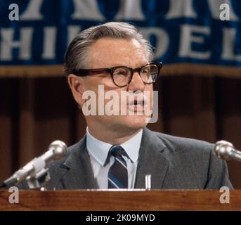 Nelson Aldrich Rockefeller (1908 - 1979) amerikanischer Geschäftsmann und Politiker, der von Dezember 1974 bis Januar 1977 als Vizepräsident der Vereinigten Staaten von 41. und von 1959 bis 1973 als Gouverneur von New York von 49. fungierte. Von 1953 bis 1954 war er stellvertretender Staatssekretär für die Angelegenheiten der amerikanischen Republik bei den Präsidenten Franklin D. Roosevelt und Harry S. Truman (1944-1945) sowie unter Dwight D. Eisenhower als Staatssekretär für Gesundheit, Bildung und Wohlfahrt tätig. Er war ein Enkel des Milliardärs John D. Rockefeller und ein Mitglied der wohlhabenden Rockefeller-Familie Stockfoto