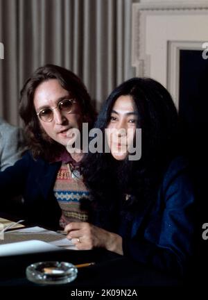 John Lennon und Yoko Ono bei einer Pressekonferenz. Zwei Jahre vor der Auflösung der Beatles begannen Lennon und Ono mit öffentlichen Protesten gegen den Vietnamkrieg. Sie heirateten am 20. März 1969 in Gibraltar und verbrachten ihre Flitterwochen im Hilton Amsterdam, wo sie mit einem einwöchigen Bed-in für den Frieden warben. Stockfoto
