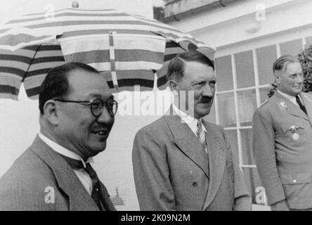 Herr Kung Hsiang-hsi traf sich 1936 mit Adolf Hitler von Nazi-Deutschland. Kung Hsiang-hsi (1881 - 1967), oft bekannt als Dr. H. H. Kung, war ein chinesischer Bankier und Politiker im frühen 20.. Jahrhundert. Er heiratete Soong Ai-ling, die älteste der drei Soong-Schwestern; die beiden anderen heirateten den Präsidenten Sun Yat-sen und den letzteren Präsidenten Chiang Kai-shek. Zusammen mit seinem Schwager Soong Tse-ven war er in den Jahren 1930s und 1940s sehr einflussreich bei der Festlegung der Wirtschaftspolitik der von Kuomintang geführten nationalistischen Regierung der Republik China. Stockfoto