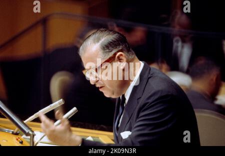 ABBA Eban (1915 - 2002) israelischer Diplomat und Politiker und ein Gelehrter der arabischen und hebräischen Sprachen. Während seiner Karriere diente er als Außenminister, Bildungsminister und stellvertretender Ministerpräsident von Israel. Er war der zweite Botschafter in den Vereinigten Staaten und der erste Ständige Vertreter Israels bei den Vereinten Nationen. Außerdem war er Vizepräsident der Generalversammlung der Vereinten Nationen und Präsident des Weizmann Institute of Science. Stockfoto