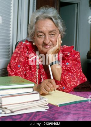 Betty Friedan (1921 - 2006) amerikanische feministische Schriftstellerin und Aktivistin. Ihr Buch The Feminine Mystique aus dem Jahr 1963, eine führende Figur der Frauenbewegung in den Vereinigten Staaten, wird oft als Auslöser der zweiten Welle des amerikanischen Feminismus im 20.. Jahrhundert bezeichnet. 1966 war er Mitbegründer und wurde zum ersten Präsidenten der Nationalen Organisation für Frauen (NOW) gewählt. Stockfoto