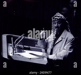 Yasser Arafat (1929 - 2004), politischer Führer der Palästinenser. Von 1969 bis 2004 war er Vorsitzender der Palästinensischen Befreiungsorganisation (PLO) und von 1994 bis 2004 Präsident der Palästinensischen Autonomiebehörde (PNA). Ideologisch gesehen war er ein arabischer Nationalist und Gründungsmitglied der Fatah-Partei, die er von 1959 bis 2004 leitete. Stockfoto