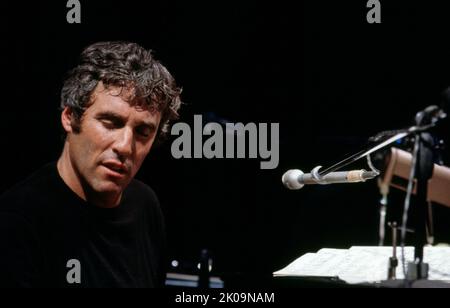 Burt Freeman Bacharach (geboren am 12. Mai 1928) amerikanischer Komponist, Songwriter, Plattenproduzent und Pianist, der von den späten 1950s bis 1980s Hunderte von Popsongs komponierte, viele in Zusammenarbeit mit dem Lyriker Hal David. Bacharachs Lieder wurden von mehr als 1.000 verschiedenen Künstlern aufgenommen und sind sechs Mal mit dem Grammy Award und drei Mal mit dem Academy Award ausgezeichnet worden. Er gilt als einer der wichtigsten Komponisten der populären Musik des 20.. Jahrhunderts. Stockfoto