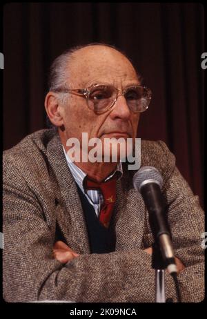 Arthur Asher Miller (1915 - 2005) amerikanischer Dramatiker, Essayist und Drehbuchautor im amerikanischen Theater des 20.. Jahrhunderts. Zu seinen beliebtesten Stücken gehören All My Sons (1947), Death of a Salesman (1949), The Crucible (1953) und A View from the Bridge (1955, überarbeitet 1956). Er schrieb mehrere Drehbücher und war vor allem für seine Arbeit über die Misfits (1961) bekannt. Stockfoto