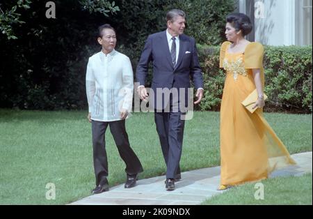 Phillipinen-Präsident Ferdinand und Imelda Marcos im Weißen Haus mit US-Präsident Ronald Reagan im Jahr 1982. Ferdinand Emmanuel Edralin Marcos Sr. (11. September 1917 10. - 28. September 1989) war ein philippinischer Politiker und Anwalt, der von 1965 bis 1986 Präsident der Philippinen war. Imelda Romualdez Marcos (geboren am 2. Juli 1929) ist eine philippinische Politikerin und verurteilte Kriminelle, die 20 Jahre lang First Lady der Philippinen war. Ronald Wilson Reagan (6. Februar 1911 - 5. Juni 2004) war ein amerikanischer Politiker, der von 1981 bis 1989 als Präsident der Vereinigten Staaten von 40. fungierte. Ein Mitglied Stockfoto