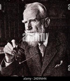 George Bernard Shaw (1856 - 1950), irischer Dramatiker und politischer Aktivist. Sein Einfluss auf das westliche Theater, die Kultur und die Politik erstreckte sich von den 1880s bis zu seinem Tod und darüber hinaus. Er schrieb mehr als sechzig Theaterstücke, darunter bedeutende Werke wie man and Superman (1902), Pygmalion (1912) und Saint Joan (1923). Mit einer Bandbreite, die sowohl zeitgenössische Satire als auch historische Allegorien umfasst, wurde Shaw zum führenden Dramatiker seiner Generation und erhielt 1925 den Nobelpreis für Literatur. Stockfoto