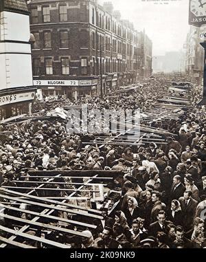 Weihnachtseinkäufe im East End von London, Sonntagmorgen in der Petticoat Lane. Stockfoto