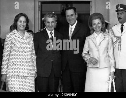 Besuch des rumänischen Präsidenten Nicolae Ceausescu und Elena Ceausescu in Argentinien, wo sie 1974 von Präsident Juan Peron und Vizepräsidentin Isabella Peron getroffen wurden. Nicolae Ceausescu (23. Januar] 1918 - 25. Dezember 1989) war ein rumänischer kommunistischer Politiker und Diktator. Er war auch Staatschef des Landes von 1967, diente als Präsident des Staatsrates und von 1974 gleichzeitig als Präsident der Republik, bis zu seinem Sturz und seiner Hinrichtung in der rumänischen Revolution im Dezember 1989. Elena Ceausescu ( 7. Januar 1916 - 25. Dezember 1989) war eine rumänische kommunistische Politikerin und wurde Th Stockfoto