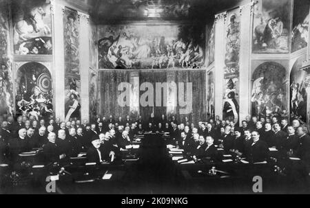 Die erste Haager Konferenz 1899: Ein Treffen im Orangenen Saal des Huis Ten Bosch Palastes. Die Haager Übereinkommen von 1899 und 1907 sind eine Reihe von internationalen Verträgen und Erklärungen, die auf zwei internationalen Friedenskonferenzen in Den Haag in den Niederlanden ausgehandelt wurden. Zusammen mit den Genfer Konventionen gehörten die Haager Übereinkommen zu den ersten formellen Erklärungen zu den Kriegs- und Kriegsverbrechen im säkularen Völkerrecht. Stockfoto