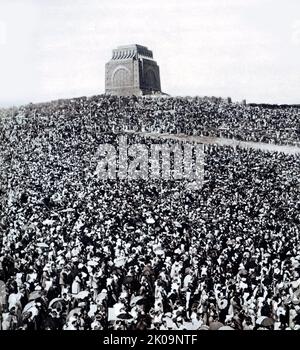 Einweihung des Voortrekker Memorial in Pretoria in Südafrika. Das Voortrekker Monument liegt südlich von Pretoria in Südafrika. Diese massive Granitstruktur befindet sich prominent auf einem Hügel und wurde zur Erinnerung an die Voortrekkers erhoben, die die Kapkolonie zwischen 1835 und 1854 verließen. Es wurde vom Architekten Gerard Moerdijk entworfen. Am 8. Juli 2011 wurde das Voortrekker Monument von der South African Heritage Resource Agency zum nationalen Kulturerbe erklärt. Stockfoto