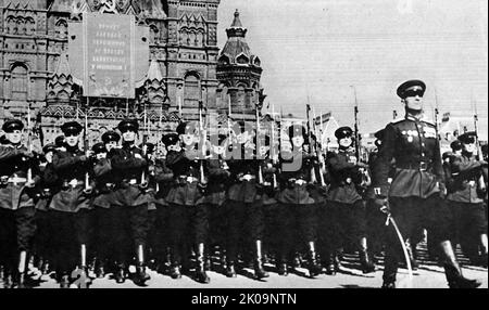 Moskaus Tag der Arbeit und seine kriegerischen Paraden. Marschierende Kadetten der russischen Infanterie-Offiziersschule grüßen bei der Parade zum 1. Mai in Moskau. Stockfoto