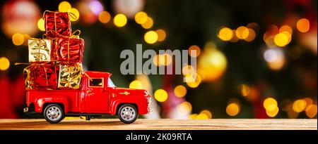 Banner Foto von roten kleinen Retro-Spielzeug-LKW mit weihnachtsgeschenken Stockfoto