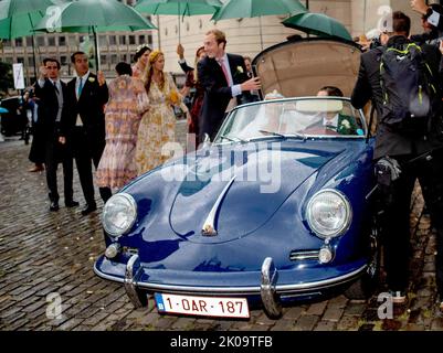 Brussel, Belgien. 10. September 2022. Prinzessin Maria Laura von Belgien und William Isvy verlassen am 10. September 2022 nach ihrer Hochzeit den Sint-Michiels-en-Sint-Goedelekathedral in Brussel.Quelle: Albert Nieboer/Netherlands OUT/Point de Vue OUT/dpa/Alamy Live News Stockfoto