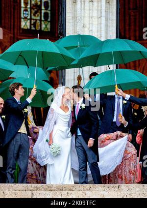 Brussel, Belgien. 10. September 2022. Prinzessin Maria Laura von Belgien und William Isvy verlassen am 10. September 2022 nach ihrer Hochzeit den Sint-Michiels-en-Sint-Goedelekathedral in Brussel.Quelle: Albert Nieboer/Netherlands OUT/Point de Vue OUT/dpa/Alamy Live News Stockfoto