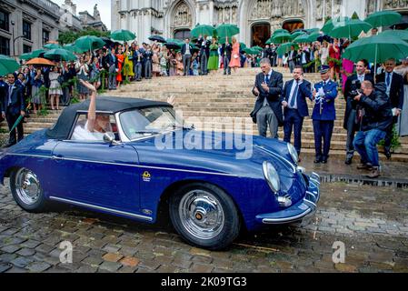 Brussel, Belgien. 10. September 2022. Prinzessin Maria Laura von Belgien und William Isvy verlassen am 10. September 2022 nach ihrer Hochzeit den Sint-Michiels-en-Sint-Goedelekathedral in Brussel.Quelle: Albert Nieboer/Netherlands OUT/Point de Vue OUT/dpa/Alamy Live News Stockfoto