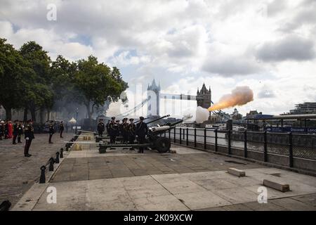 London, Großbritannien. 09. September 2022. Am Samstag, dem 10. September 2022, wird von den Royal Artillery Forces ein Waffengruß auf den Tower of London in London abgefeuert, während das Land um den Tod von Königin Elizabeth II trauert. Bei der Zeremonie wurden im Abstand von 10 Sekunden 96 Schüsse abgefeuert - einer für jedes Jahr des Lebens der Königin. Foto vom britischen Verteidigungsminister/UPI Quelle: UPI/Alamy Live News Stockfoto